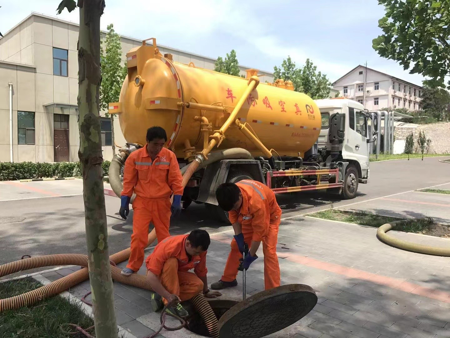 仙居管道疏通车停在窨井附近